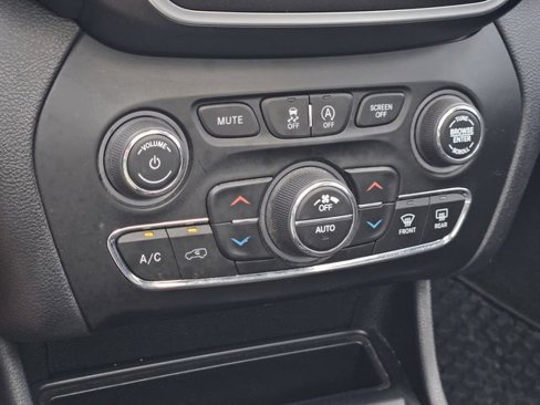Used 2019 Jeep Cherokee Trailhawk image 28
