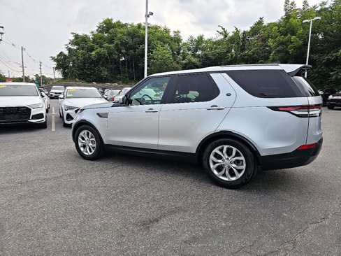 Used 2018 Land Rover Discovery SE image 9