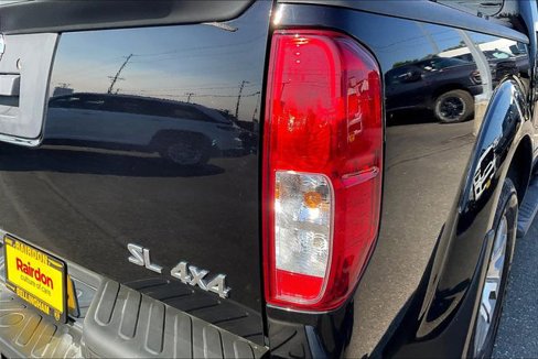 Used 2013 Nissan Frontier SL w/ Moonroof Pkg image 24