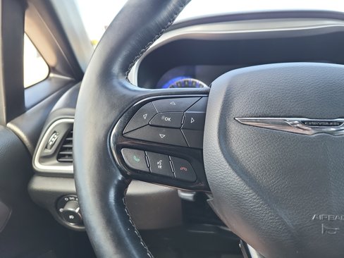 Used 2020 Chrysler Pacifica Touring-L image 19