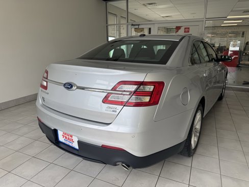 Used 2015 Ford Taurus SEL image 26