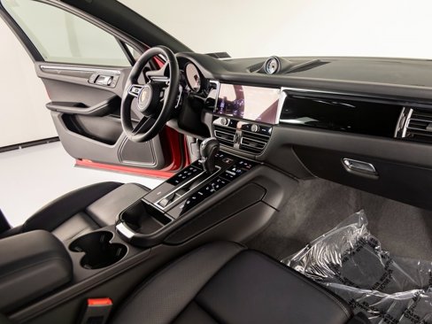 Certified 2025 Porsche Macan image 27