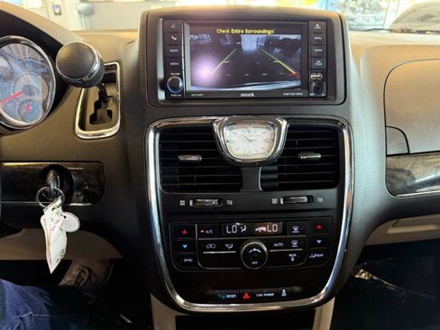 Used 2016 Chrysler Town & Country Touring image 15