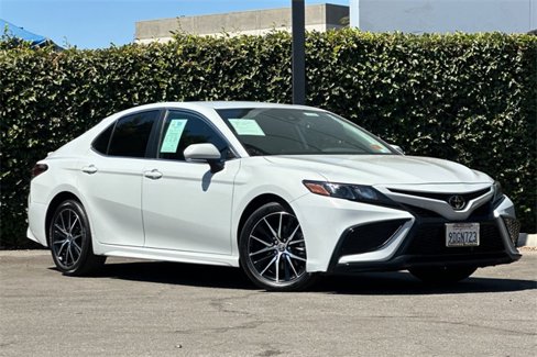 Used 2022 Toyota Camry SE image 2