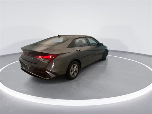 New 2025 Hyundai Elantra SE image 4
