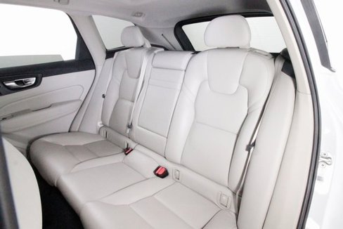 Used 2018 Volvo XC60 T5 Momentum w/ Vision Package image 28