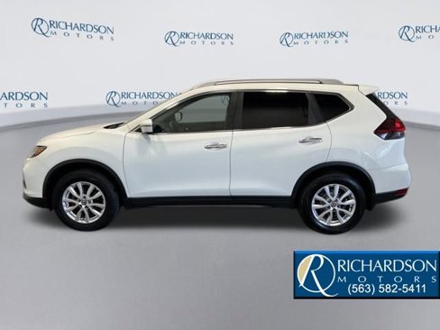 Used 2020 Nissan Rogue SV image 2