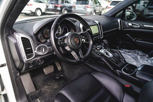 Used 2016 Porsche Cayenne Turbo image 18