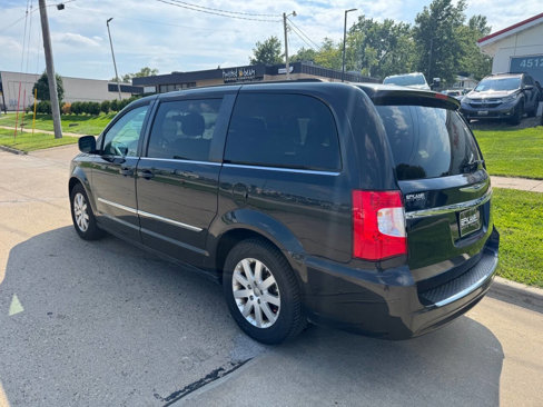Used 2014 Chrysler Town & Country Touring image 3