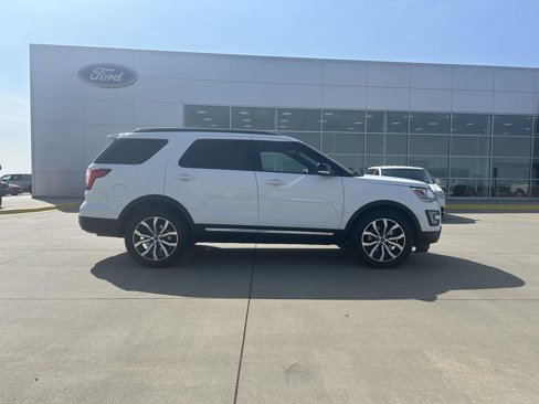 Used 2017 Ford Explorer XLT w/ Equipment Group 202A image 2