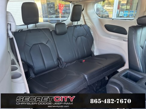 Used 2017 Chrysler Pacifica Touring-L image 15