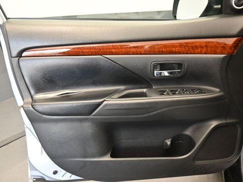 Used 2015 Mitsubishi Outlander SE image 9