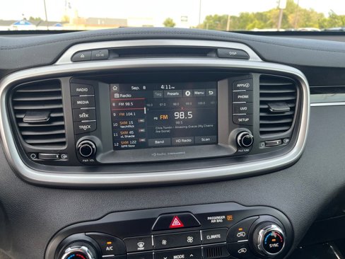 Used 2017 Kia Sorento LX w/ LX Convenience Package image 18