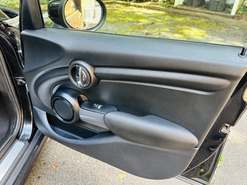 Used 2022 MINI Cooper 4-Door Hardtop w/ Storage Package image 20