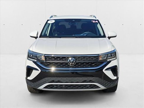 Certified 2024 Volkswagen Taos SE image 2