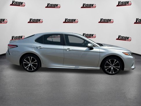 Used 2018 Toyota Camry SE image 4