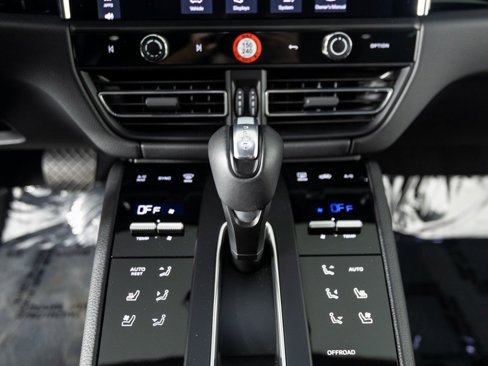 Certified 2025 Porsche Macan Turbo image 33