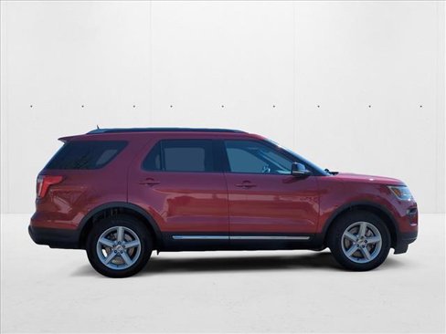 Used 2018 Ford Explorer XLT w/ Equipment Group 201A image 4