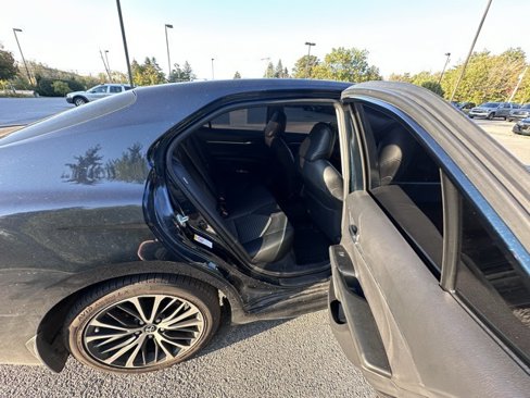 Used 2018 Toyota Camry SE image 9