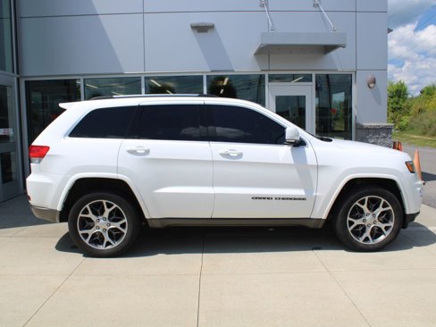 Used 2018 Jeep Grand Cherokee Limited image 3