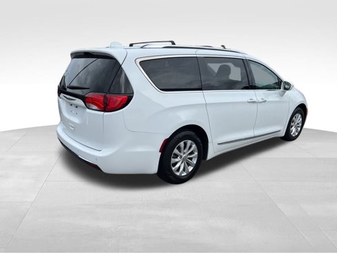 Used 2019 Chrysler Pacifica Touring-L image 5