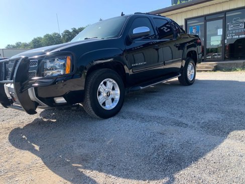 Used 2013 Chevrolet Avalanche LT image 3