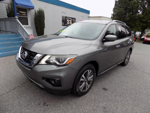 Used 2017 Nissan Pathfinder SV image 2