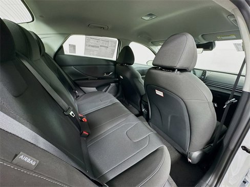 New 2025 Hyundai Elantra SE image 18