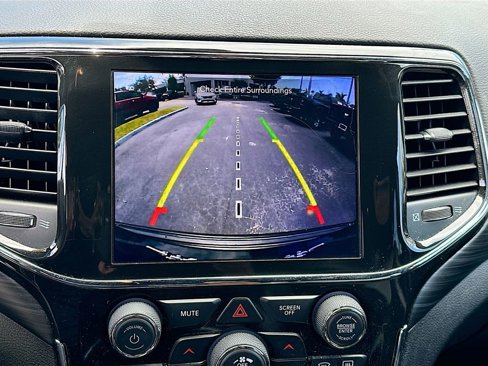 Used 2021 Jeep Grand Cherokee Laredo X image 14