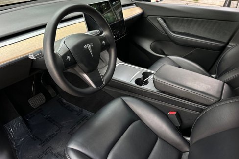 Used 2022 Tesla Model Y Long Range image 9
