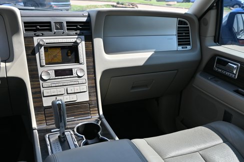Used 2010 Lincoln Navigator 4WD image 11