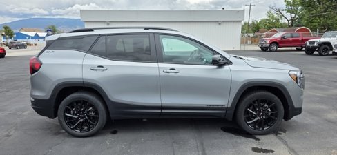 Used 2024 GMC Terrain SLE w/ Driver Convenience Package image 6