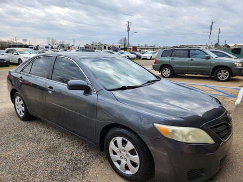 Used 2011 Toyota Camry LE image 2