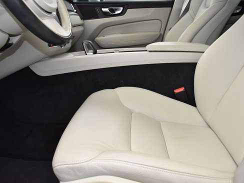 Used 2022 Volvo XC60 B5 Momentum w/ Climate Package image 13