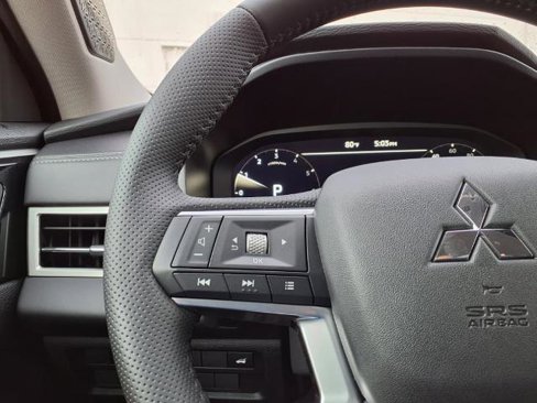 New 2025 Mitsubishi Outlander SE image 16