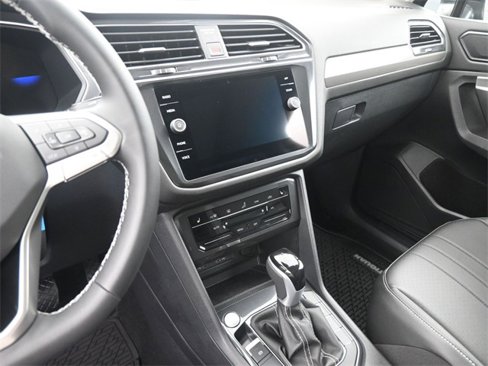 Used 2024 Volkswagen Tiguan SE image 9