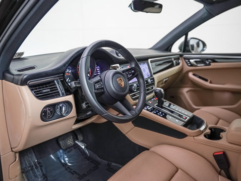 Certified 2023 Porsche Macan Turbo image 4