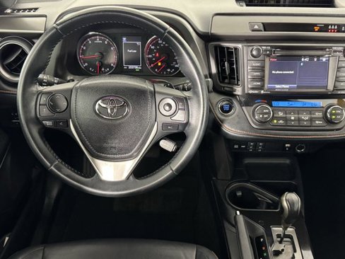 Used 2018 Toyota RAV4 SE image 11