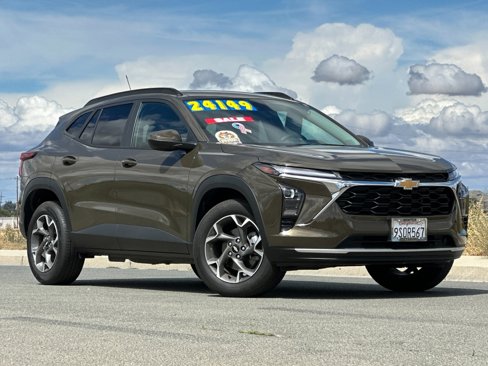 Used 2024 Chevrolet Trax LT w/ Driver Confidence Package image 2