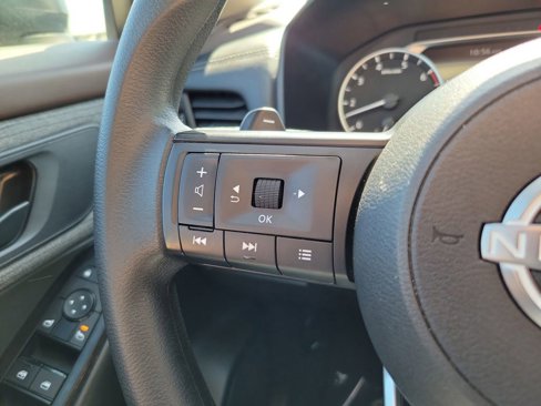 Used 2023 Nissan Rogue S image 23