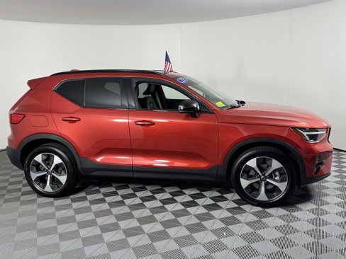 Certified 2023 Volvo XC40 B5 Plus w/ Climate Package image 4