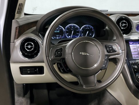 Used 2013 Jaguar XJ image 73