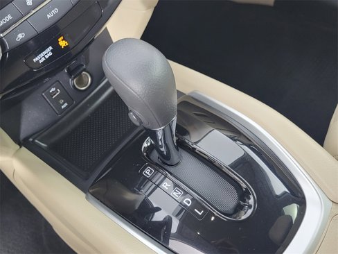 Used 2016 Nissan Rogue SV image 18