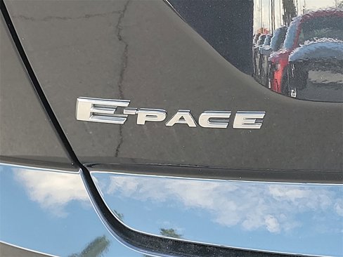 Used 2018 Jaguar E-PACE SE image 21
