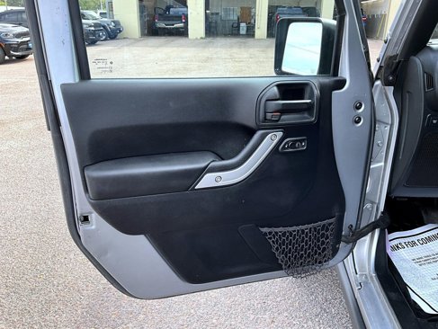 Used 2015 Jeep Wrangler Unlimited Rubicon w/ Connectivity Group image 10