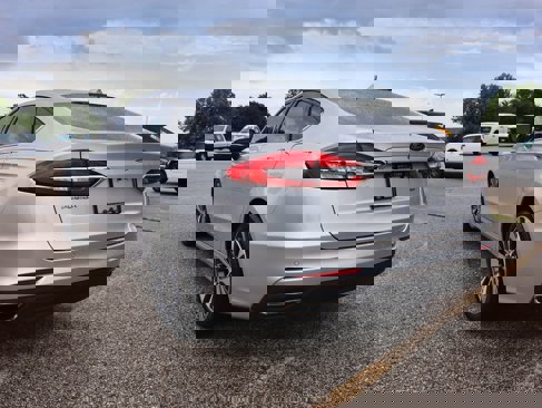 Used 2019 Ford Fusion SE image 3