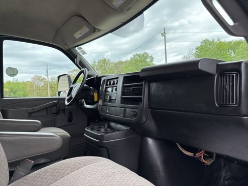 Used 2017 Chevrolet Express 4500 Extended image 23