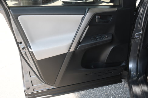 Used 2018 Toyota RAV4 LE image 9