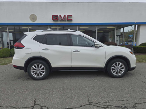 Used 2017 Nissan Rogue SV image 2