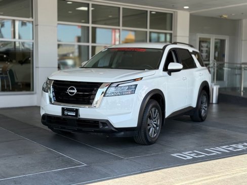 Used 2022 Nissan Pathfinder SV image 2